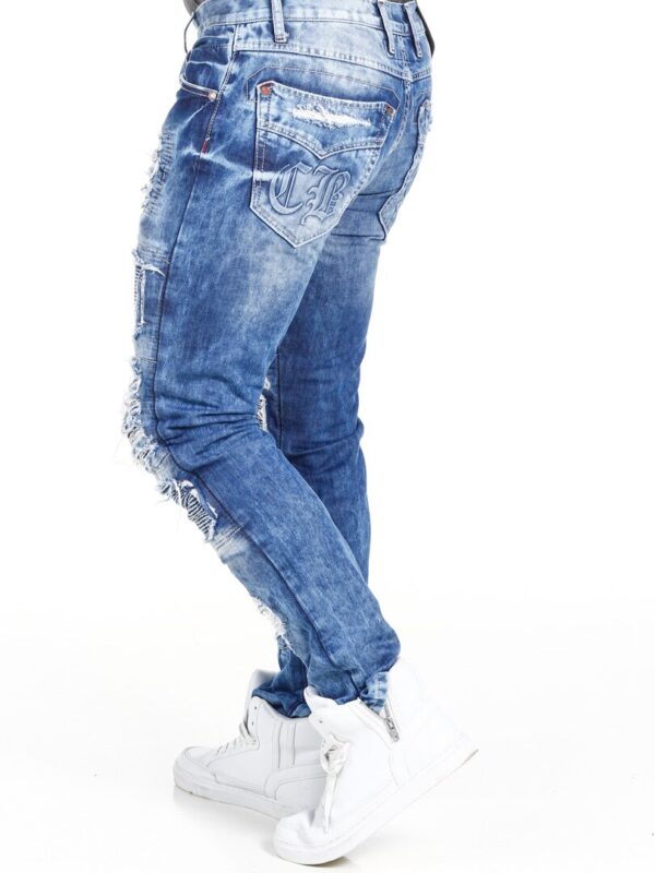 Ripped Denim Jeans Cool jeans in a stone-washed denim, bestowing a roughly rugged look. Shredded edges and backcloth with patterned denim or red fabric. The denim have a classic fit with three pockets at the front and two pockets at the back.